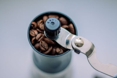 磨豆機選購指南：決定咖啡風味 80% 的關鍵研磨技術