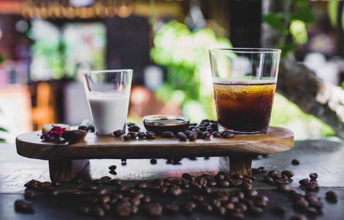 Café cold brew servido en un vaso de cristal con hielo