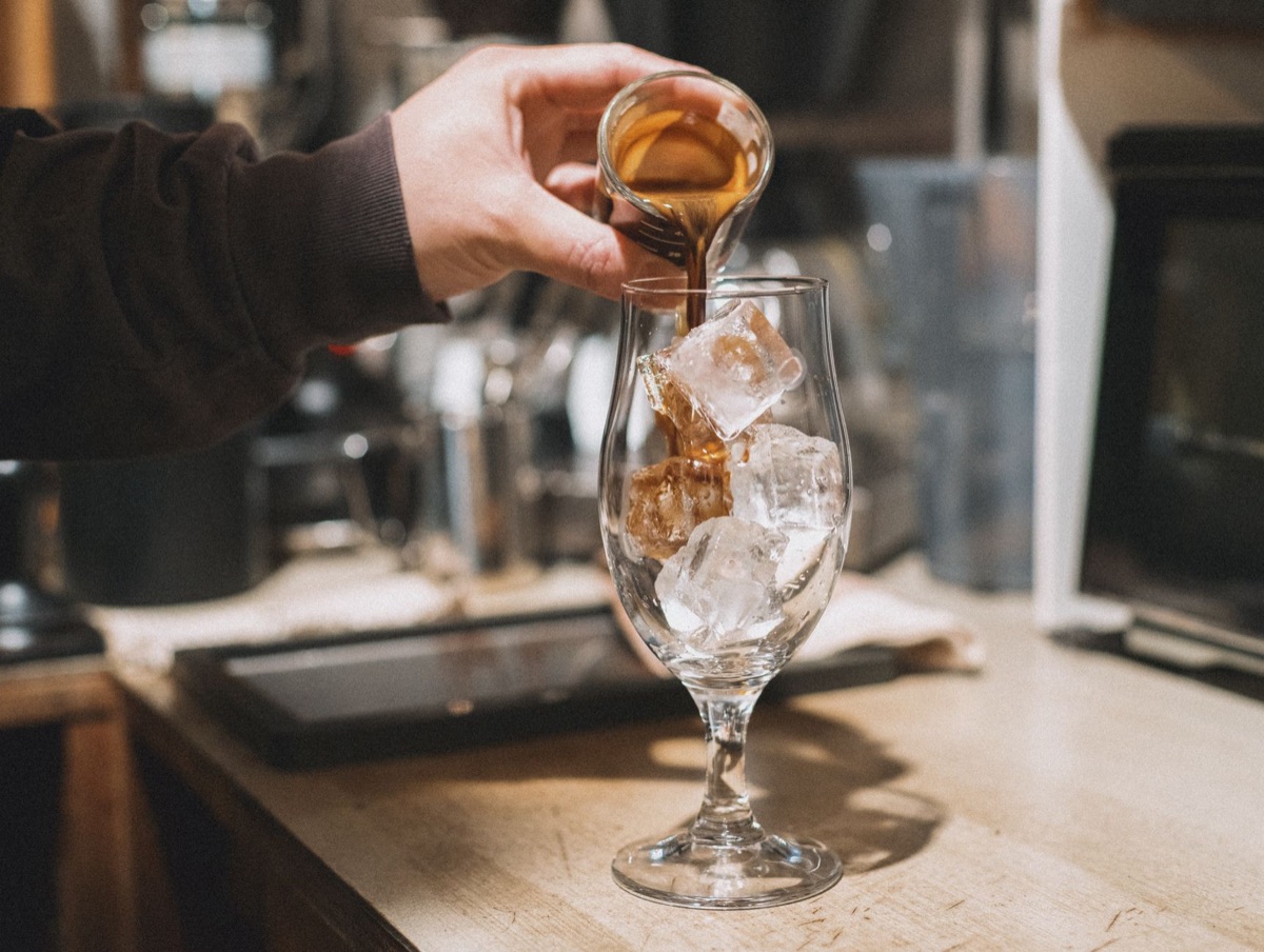 Café cold brew servi avec des glaçons dans un verre