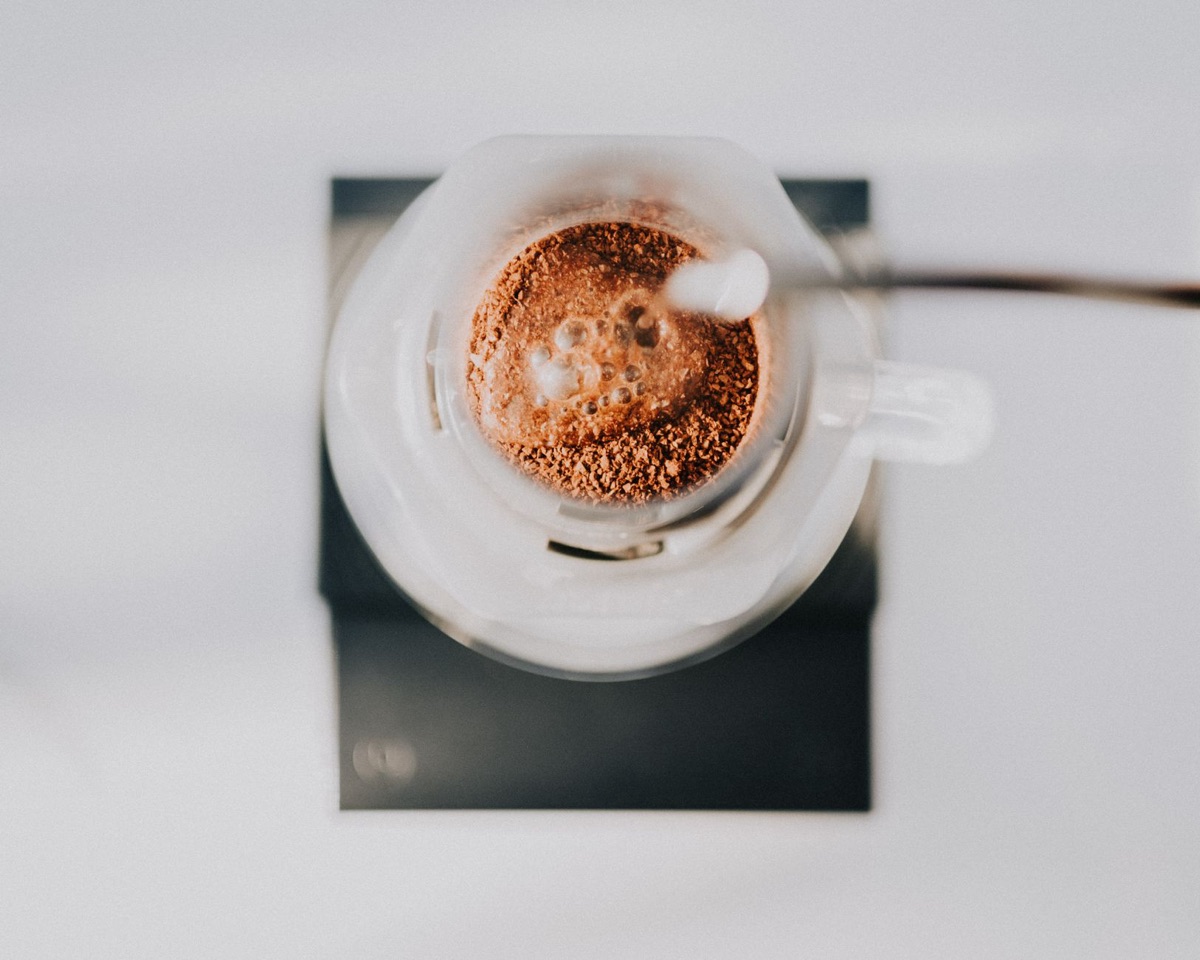 Il processo di estrazione lenta del caffè attraverso un filtro