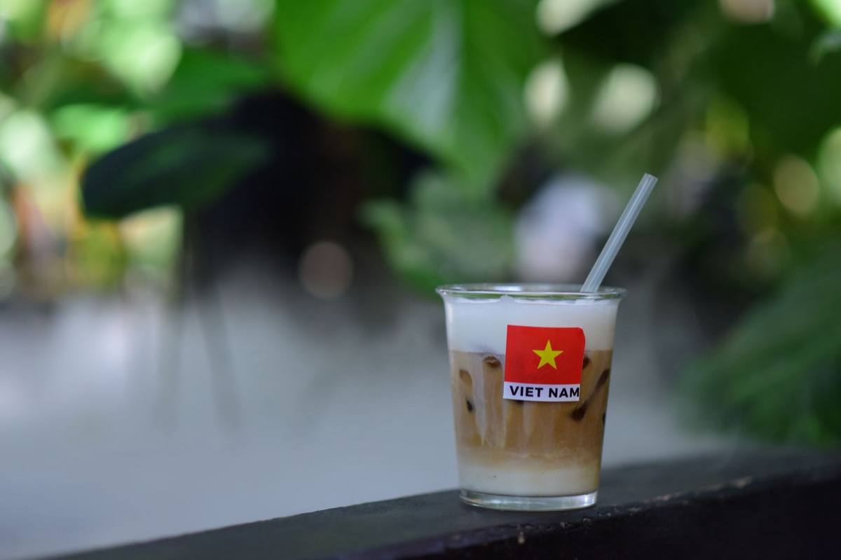 ミルクが混ざり合うアイスコーヒー