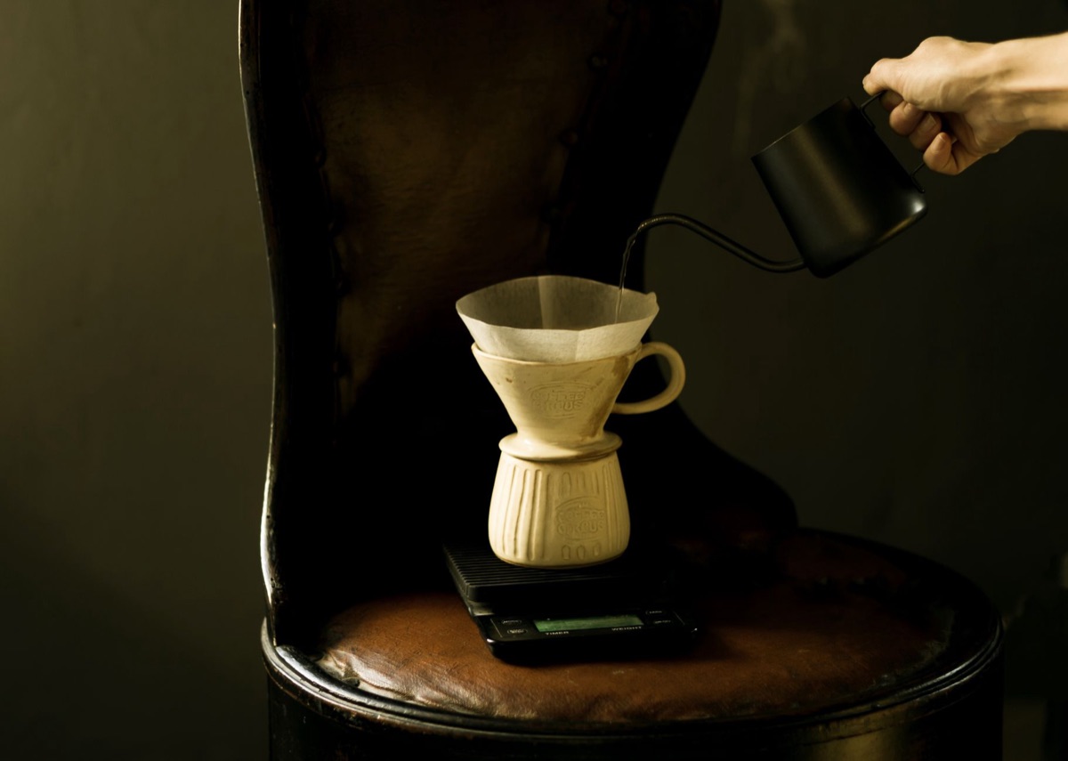 丁寧にコーヒーを抽出する様子