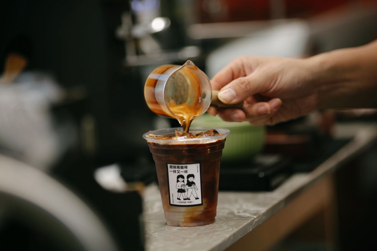 Cold brew koffie die wordt ingeschonken in een glas met ijs