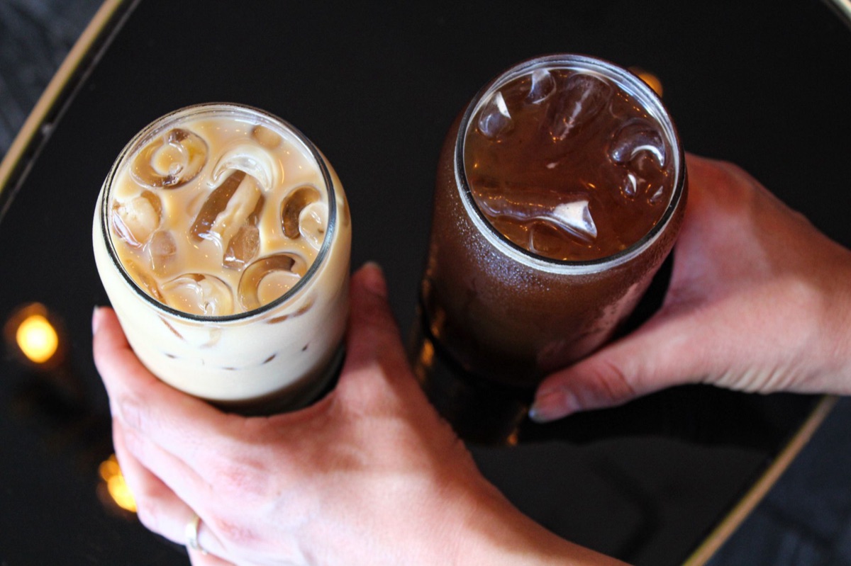 Café cold brew servido em um copo com gelo.