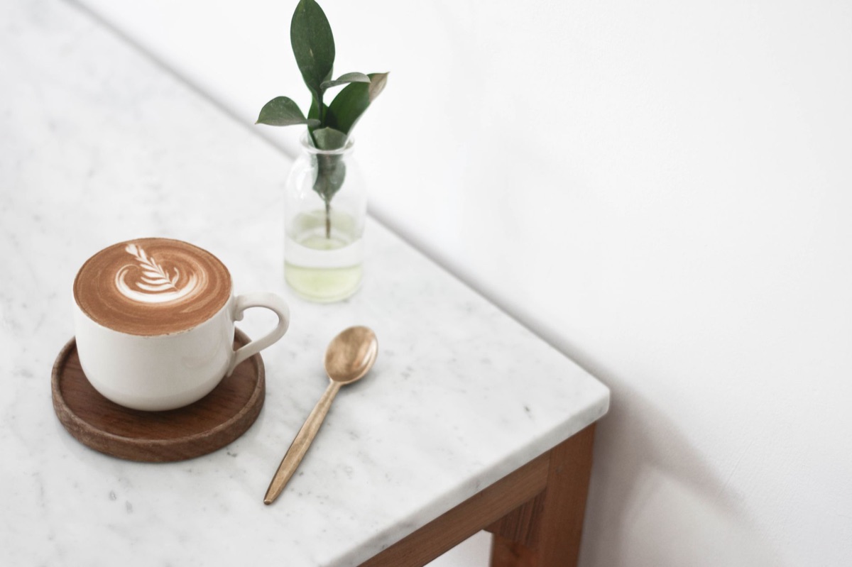 Taza pequeña de espresso sobre mármol
