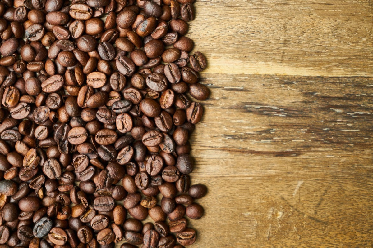 Fagioli di caffè italiani sparsi