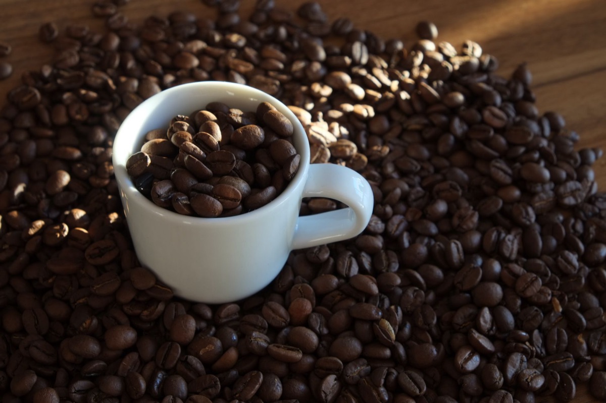 木製のテーブルに散らばったイタリア産コーヒー豆