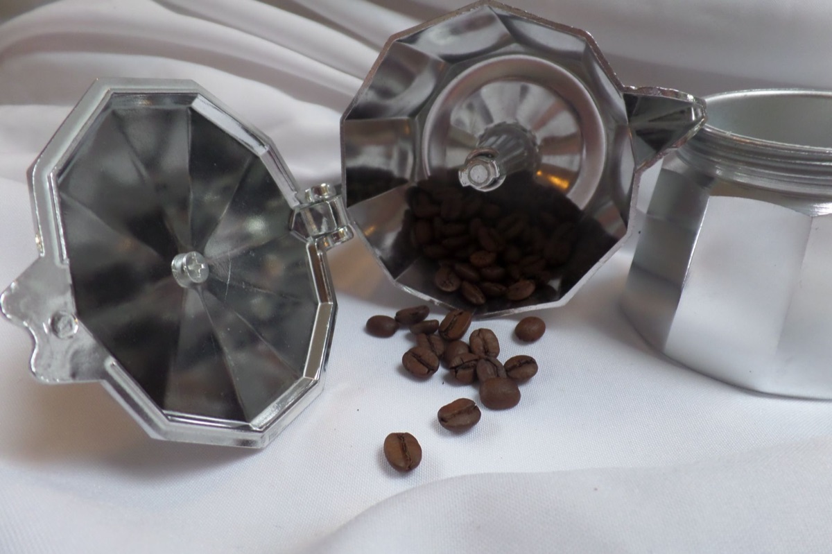 Hand die een klein espresso kopje vasthoudt