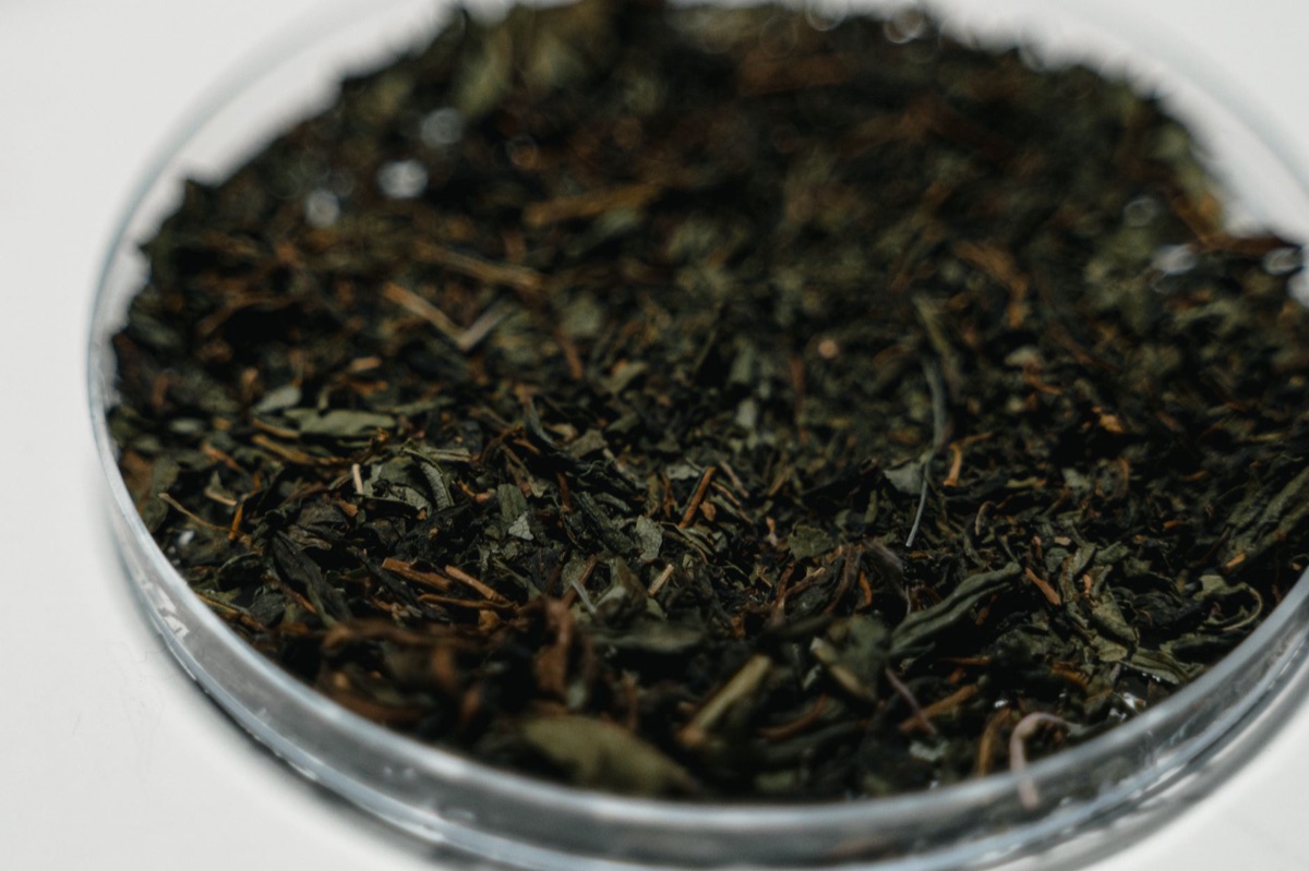 hojas de té herbal en recipiente de vidrio