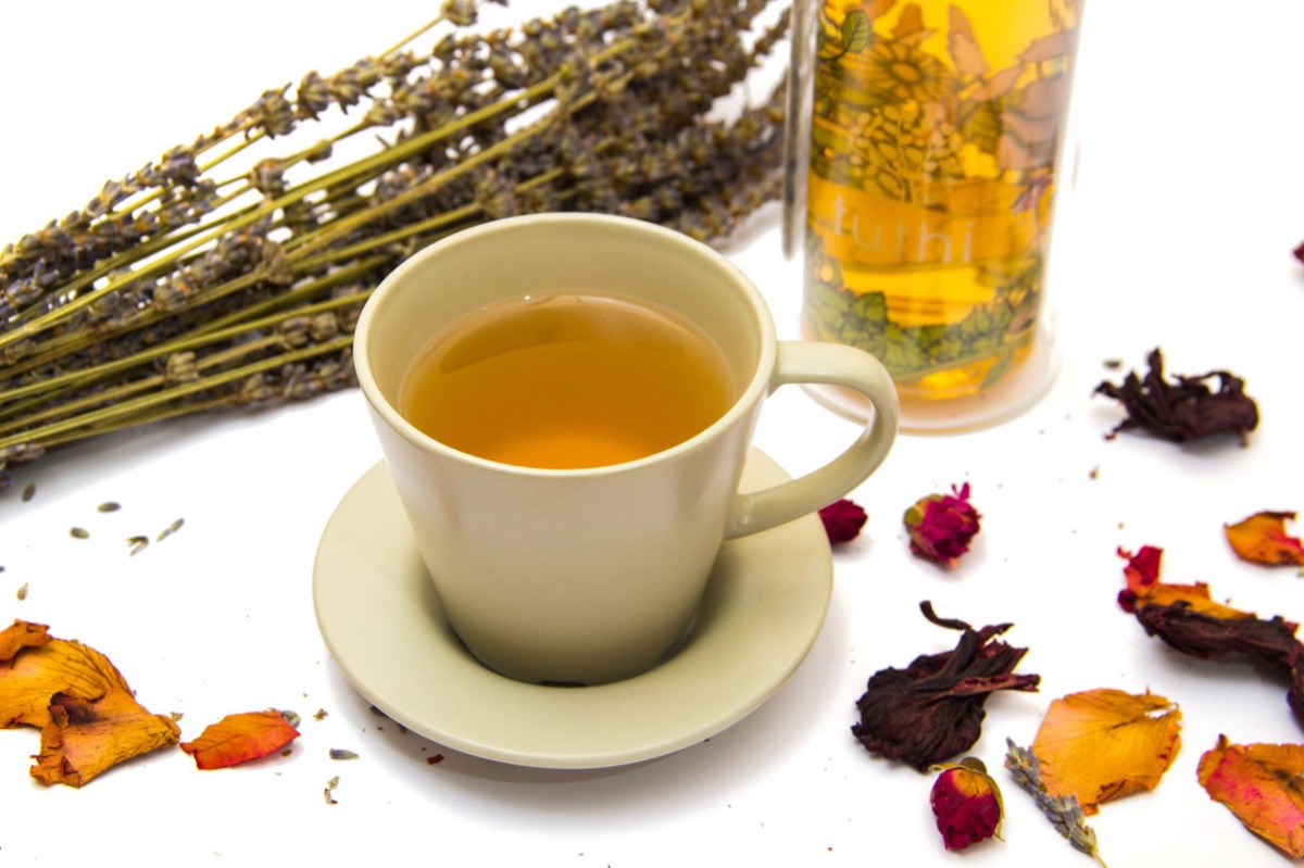 xícara de chá herbal