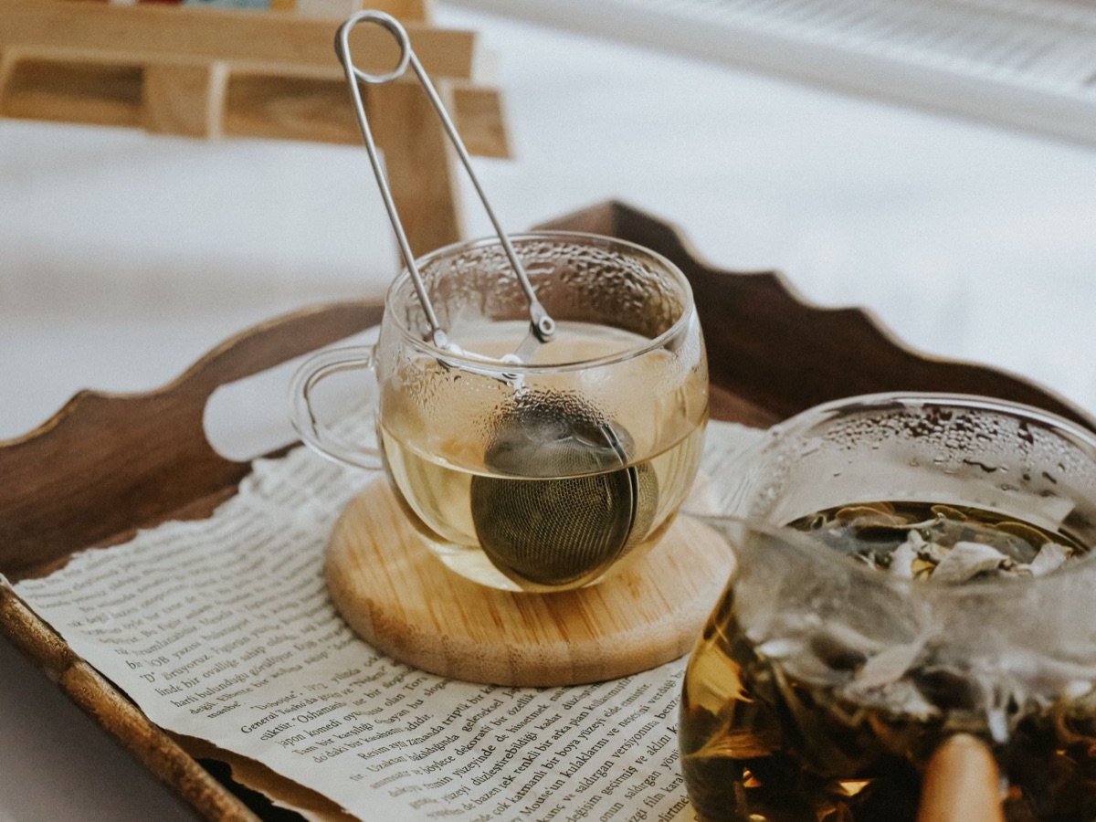 茶葉與水在玻璃容器中交織