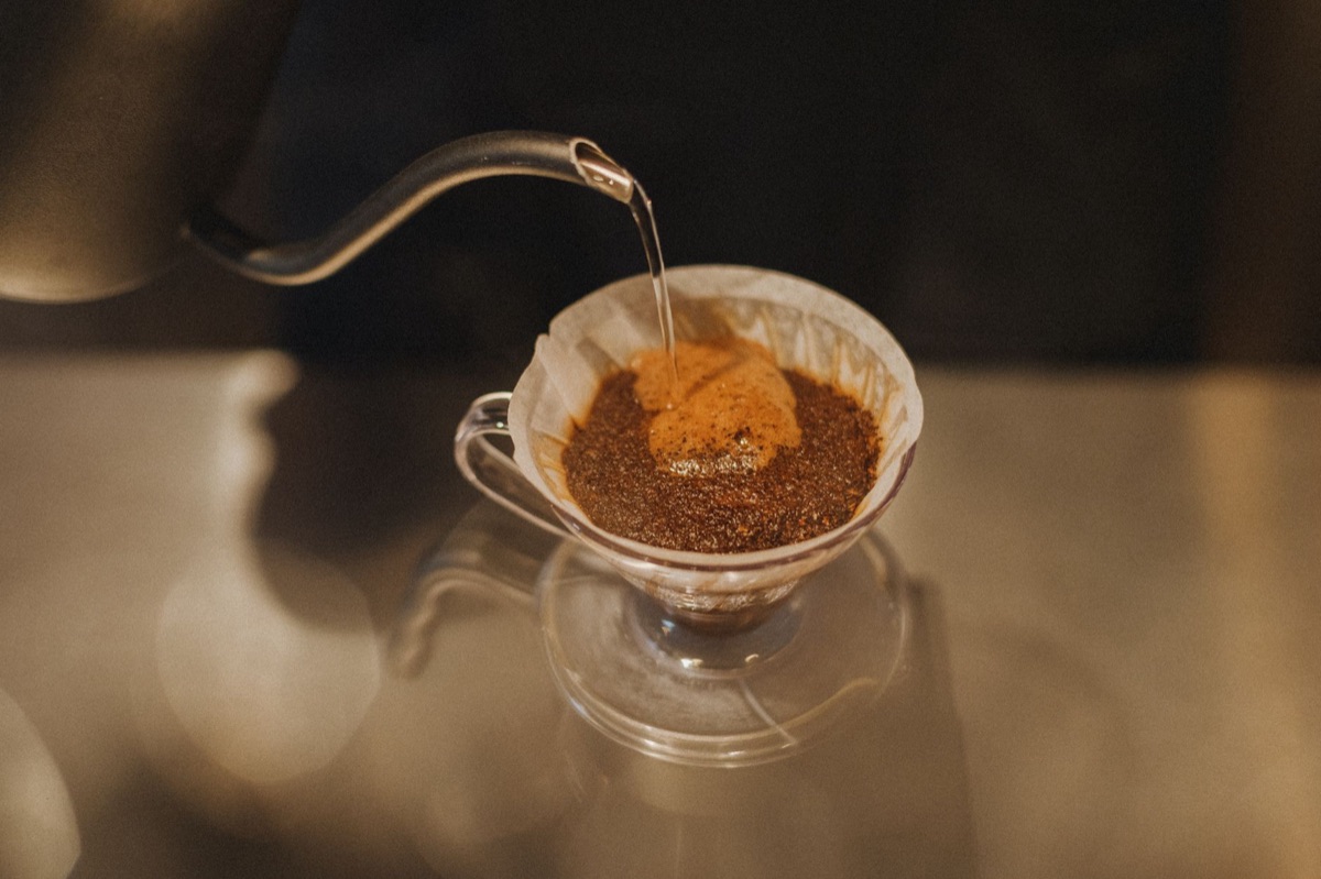 ドリッパーでコーヒー粉に熱湯を注ぐ瞬間