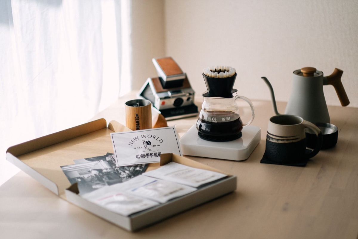 抽出時間を計測するタイマーと淹れたコーヒー
