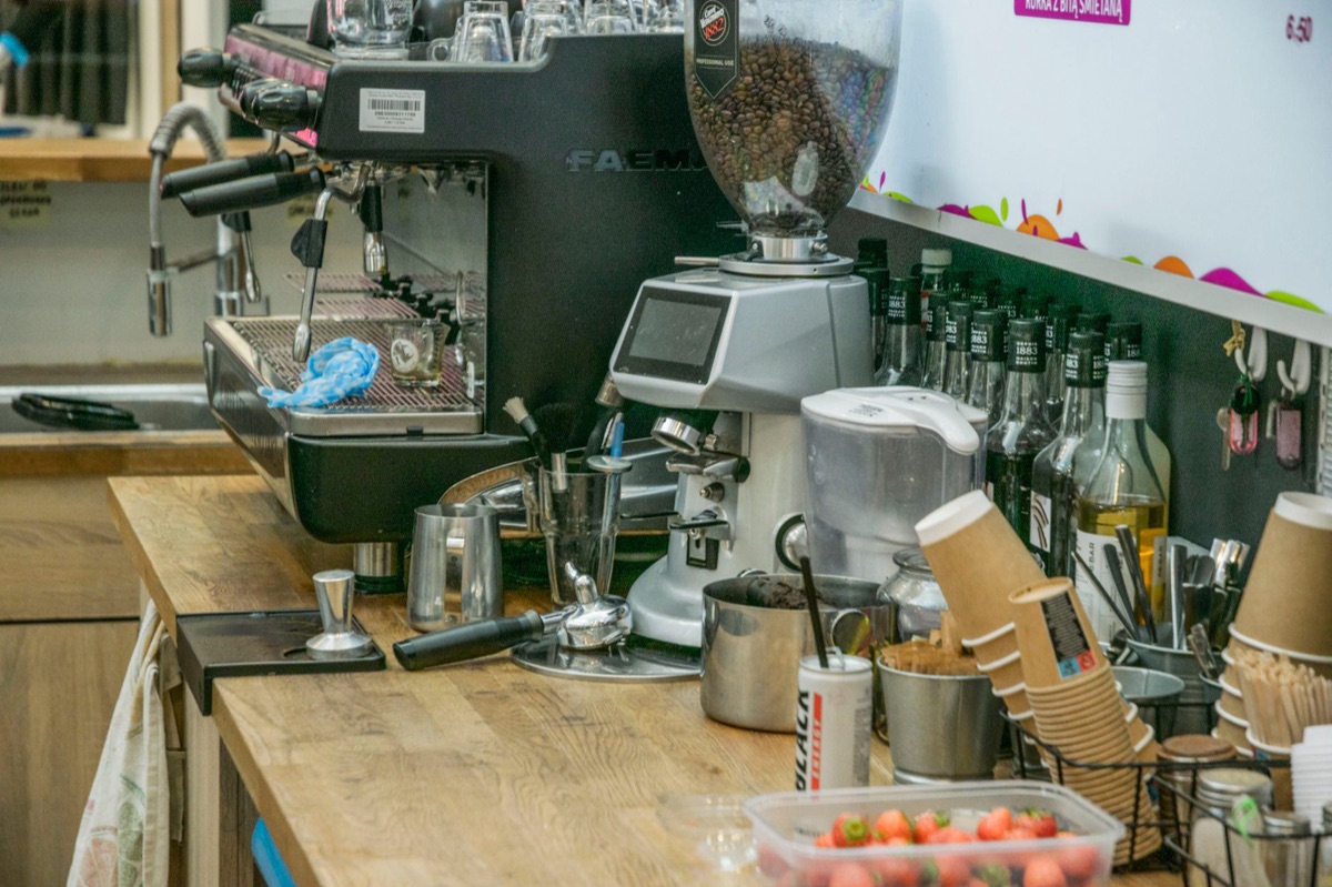 máquina de café e relógio de timer