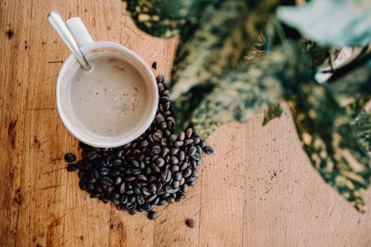 grãos de café e líquido escuro