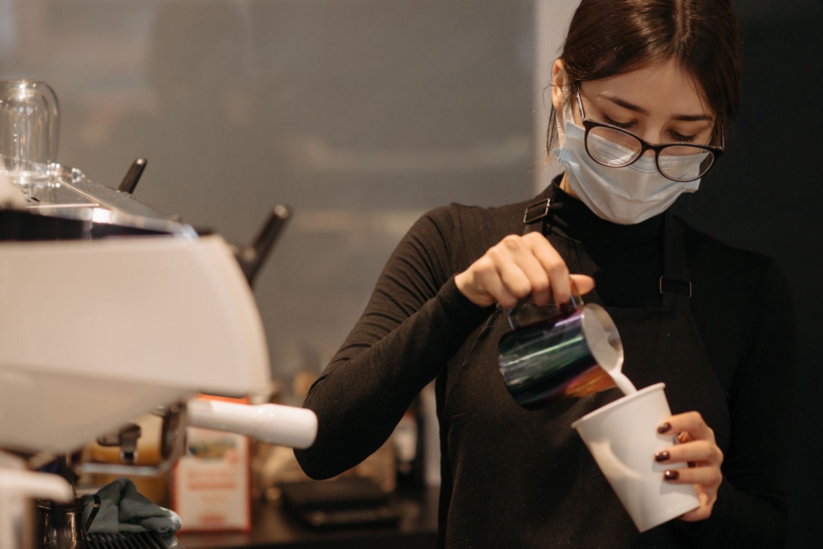 El estilo italiano: un barista en traje tradicional