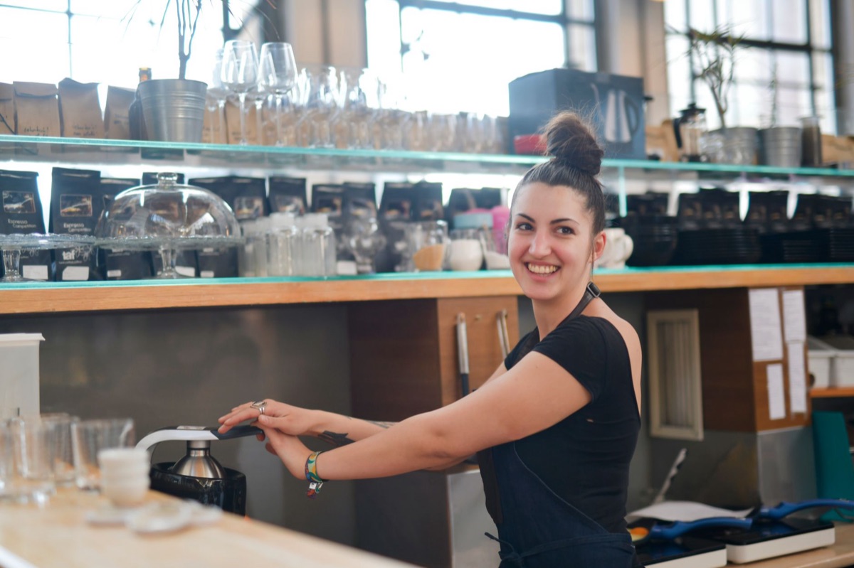 Un barista italien en uniforme traditionnel