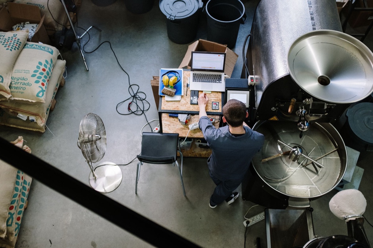 Una foto di strumenti per la lavorazione di un bean di caffè in un laboratorio