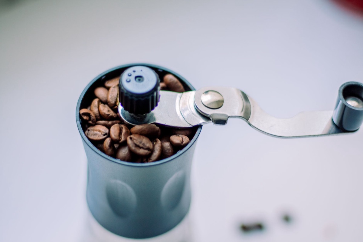 Una macchina per macinare chicchi di caffè