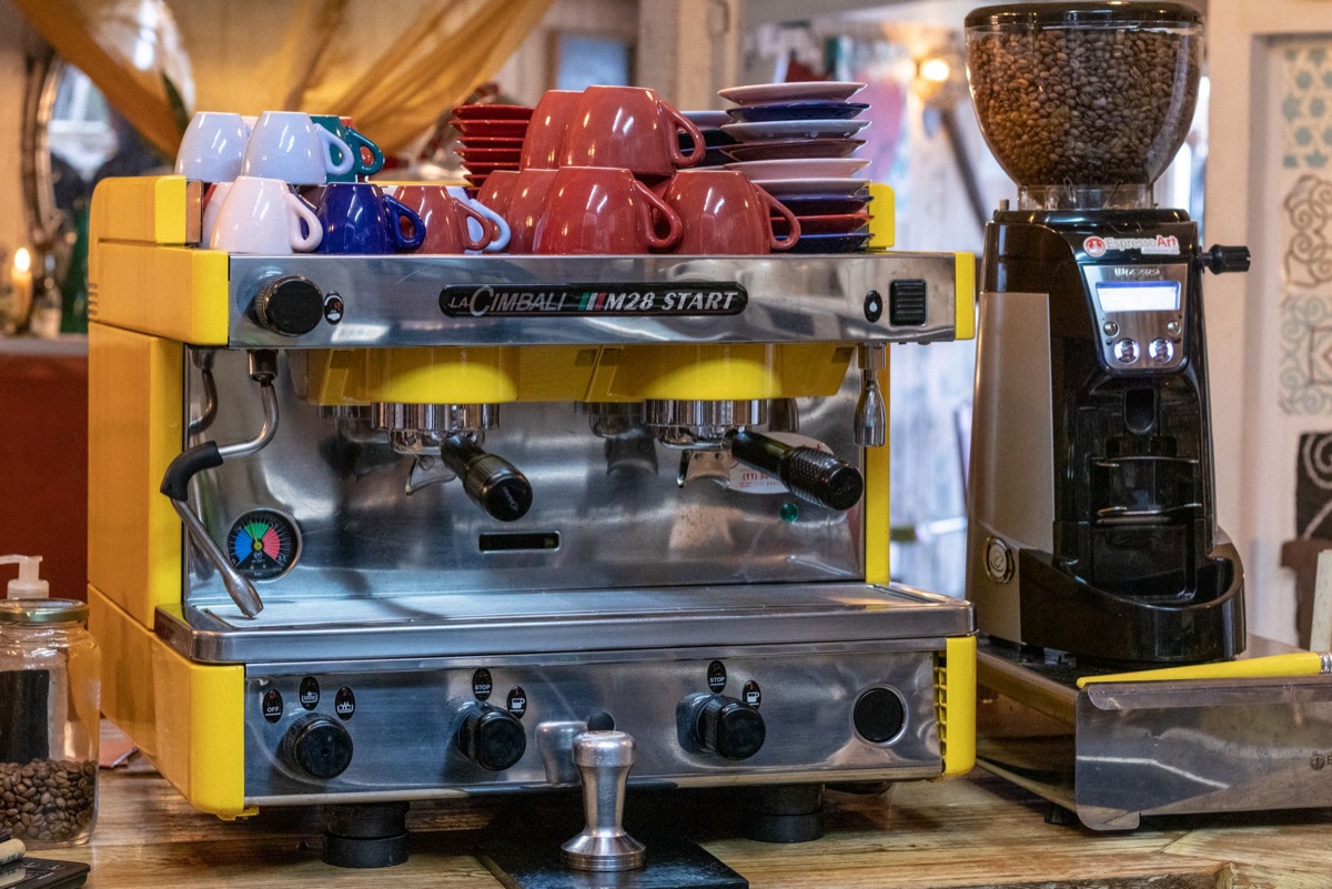 máquina de café e xícara de medida