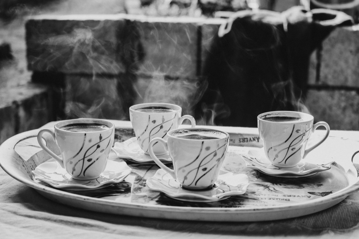 taza de café con vapor