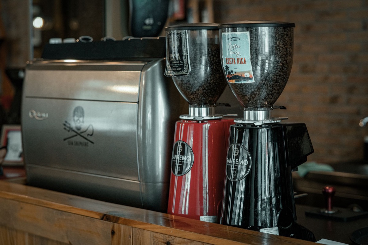 Kaffeebohnen in Mahlgerät