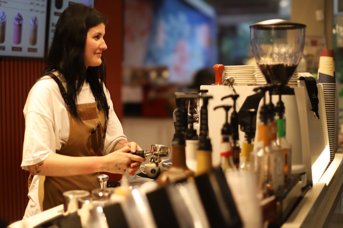 interior de un café con barista