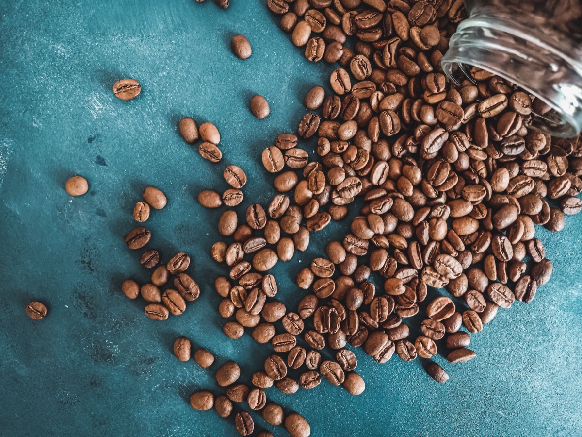 café en una taza de cerámica