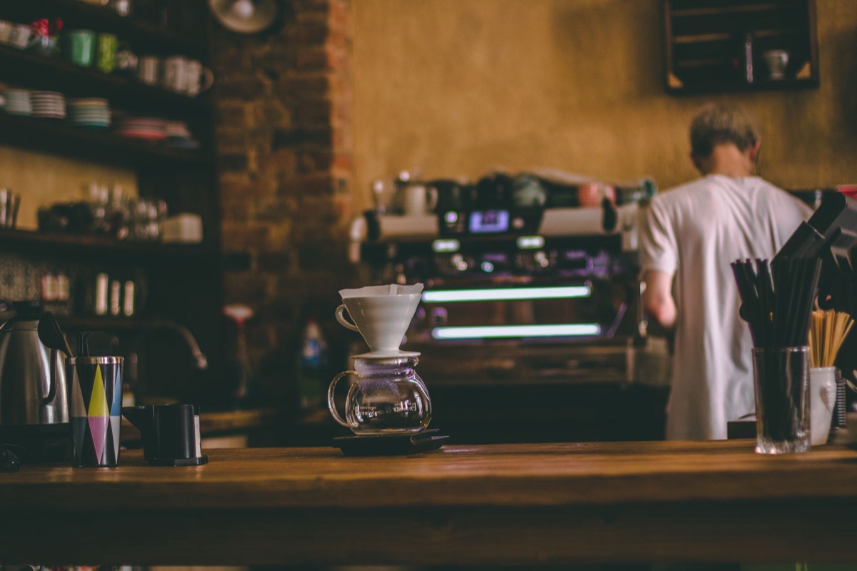 intérieure d'un café avec barista