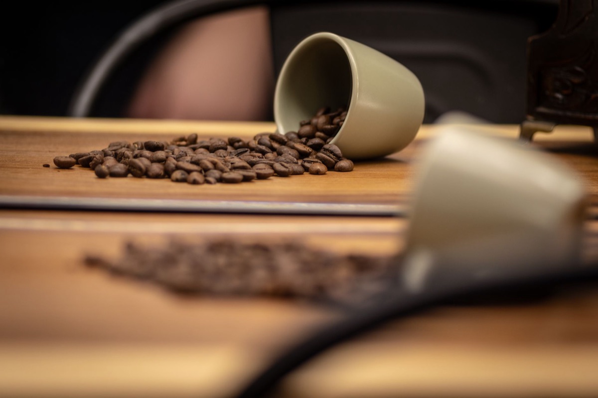 Een barista die koffie proeft uit een kop.