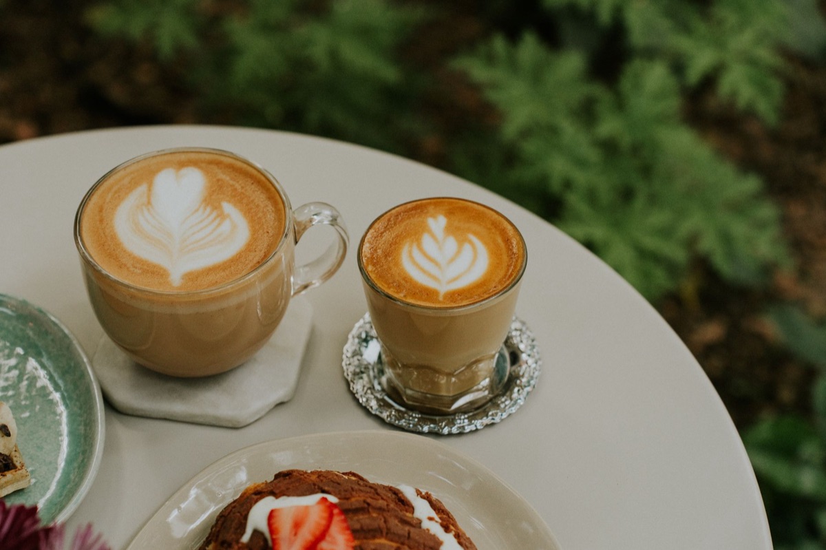 moderne koffiebar met lattearta
