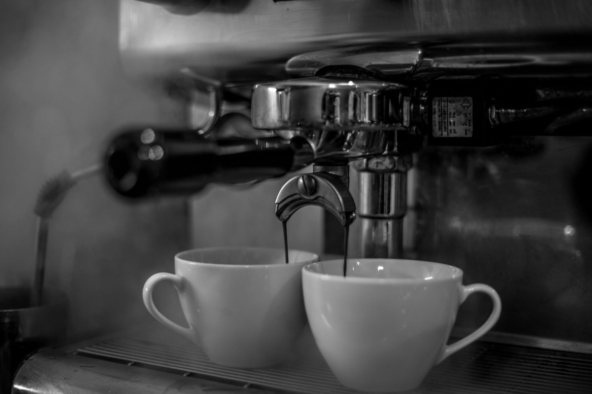 Café com vapor em um ambiente urbano