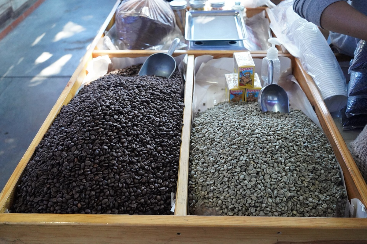 Café em um mercado com feiras e comerciantes