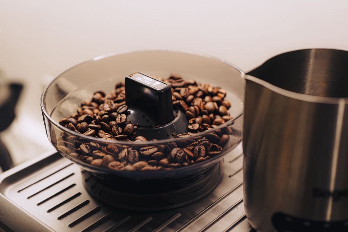 máquina de café y molinillo en cocina