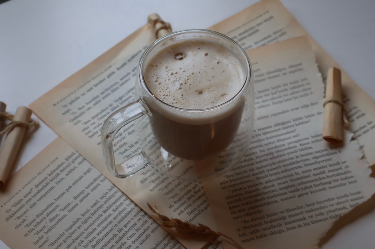 tasse de café avec lait fouetté
