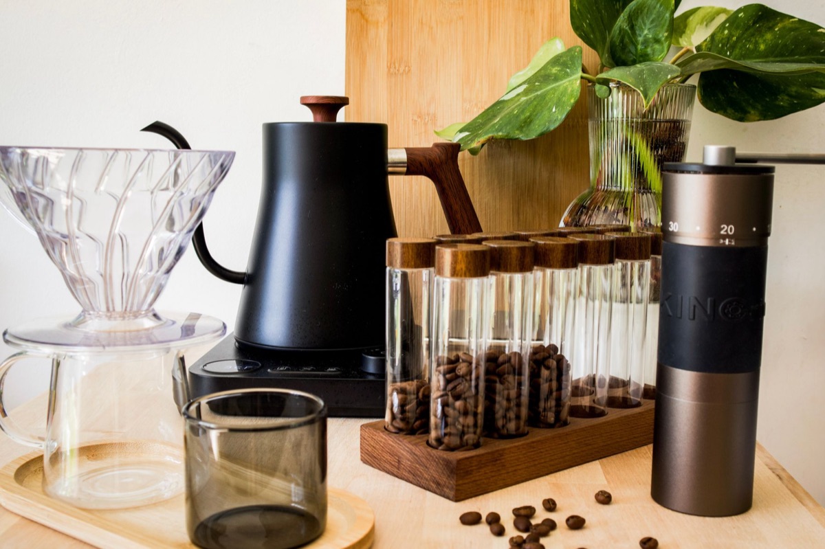 máquina de café com grãos de café cerâmicos