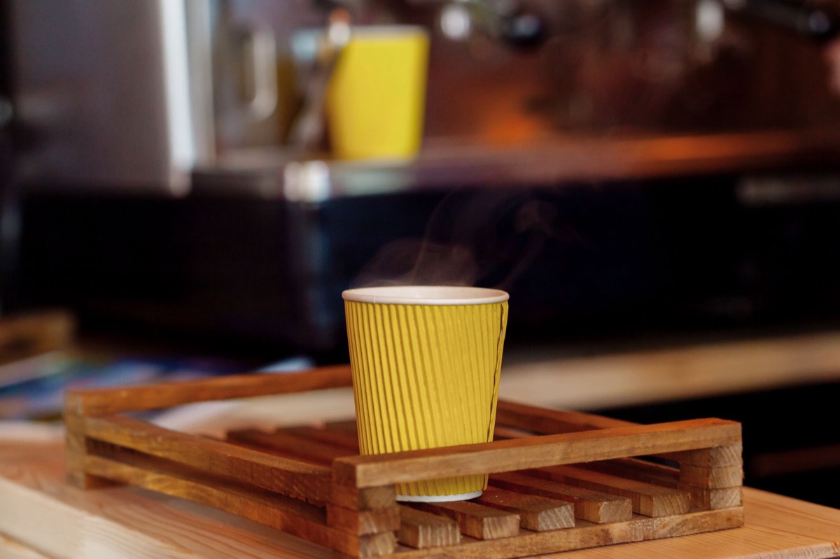 xícara de café com bolhas de vapor