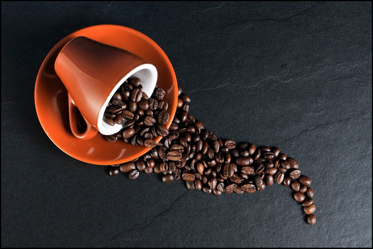 咖啡杯與咖啡機
