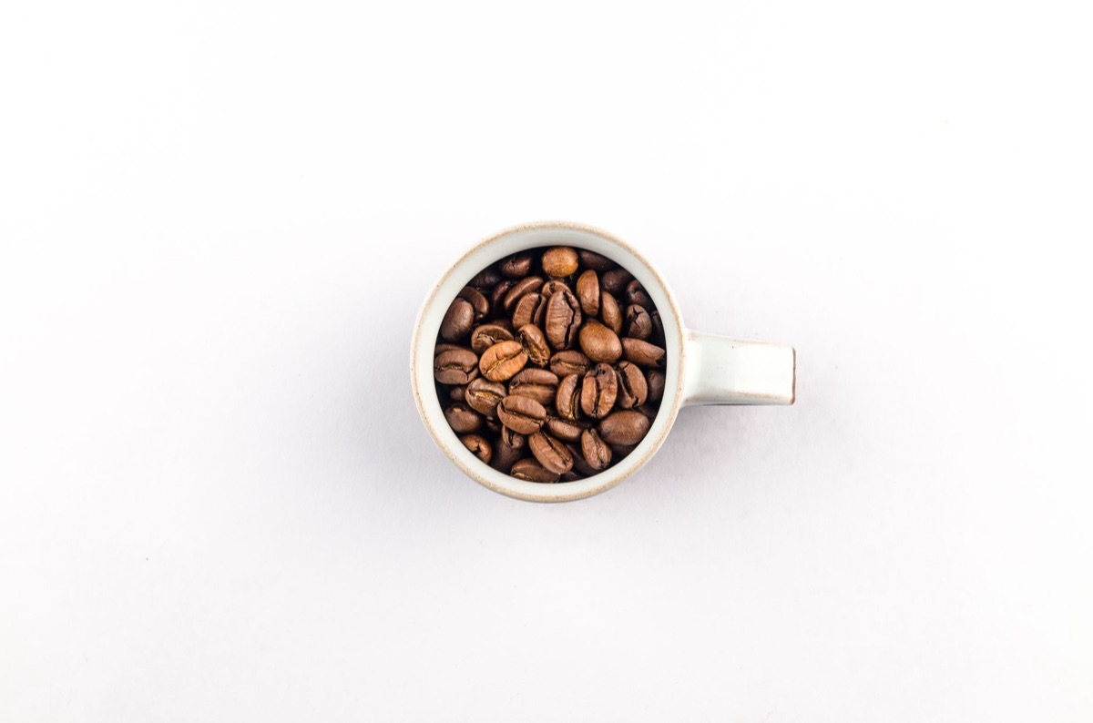 granito de café en taza