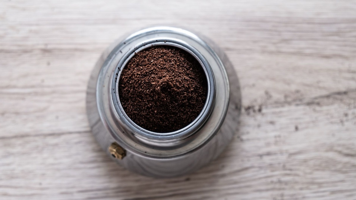 Grãos de café em processo de moída