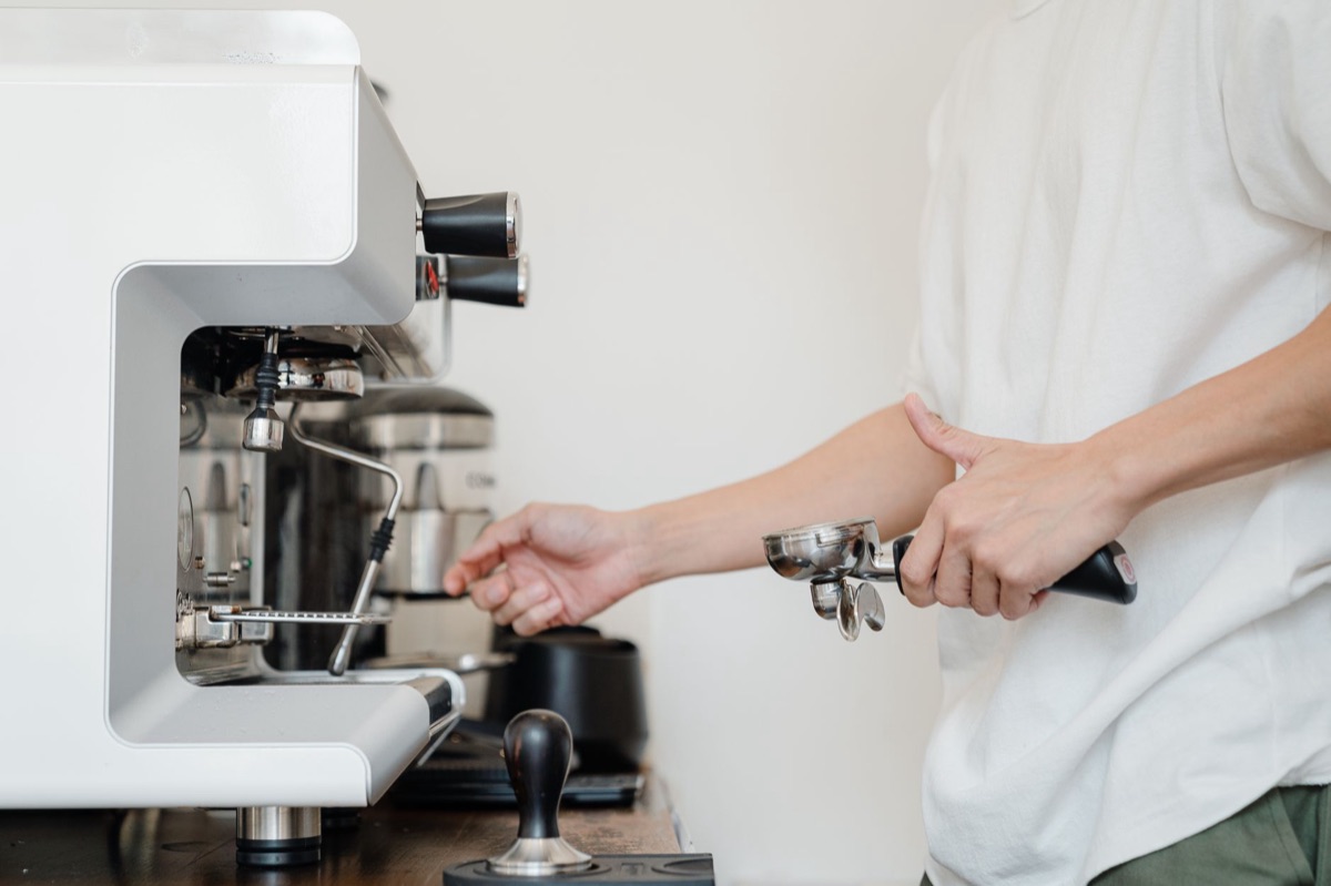 Máquina de café com mangueira de vapor