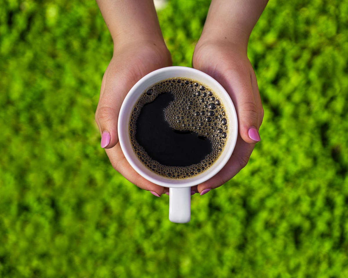 コーヒーを手に持つ手