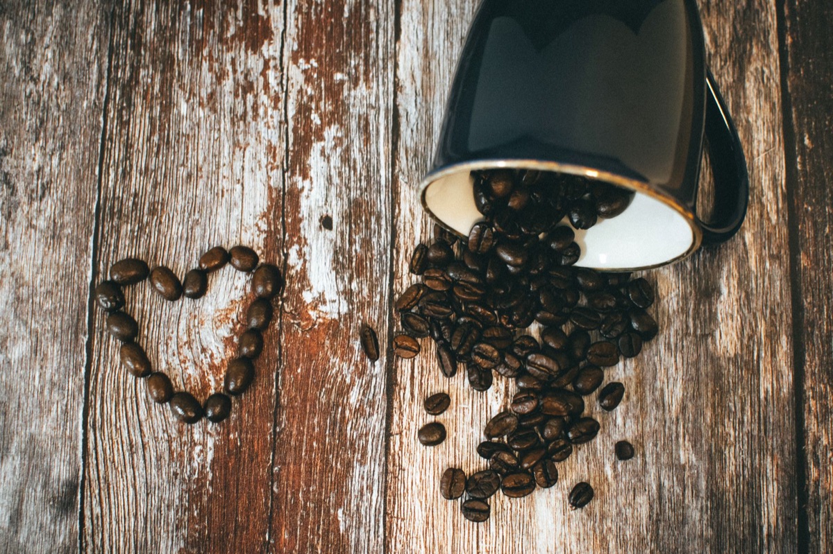 coração humano com moléculas de cafeína