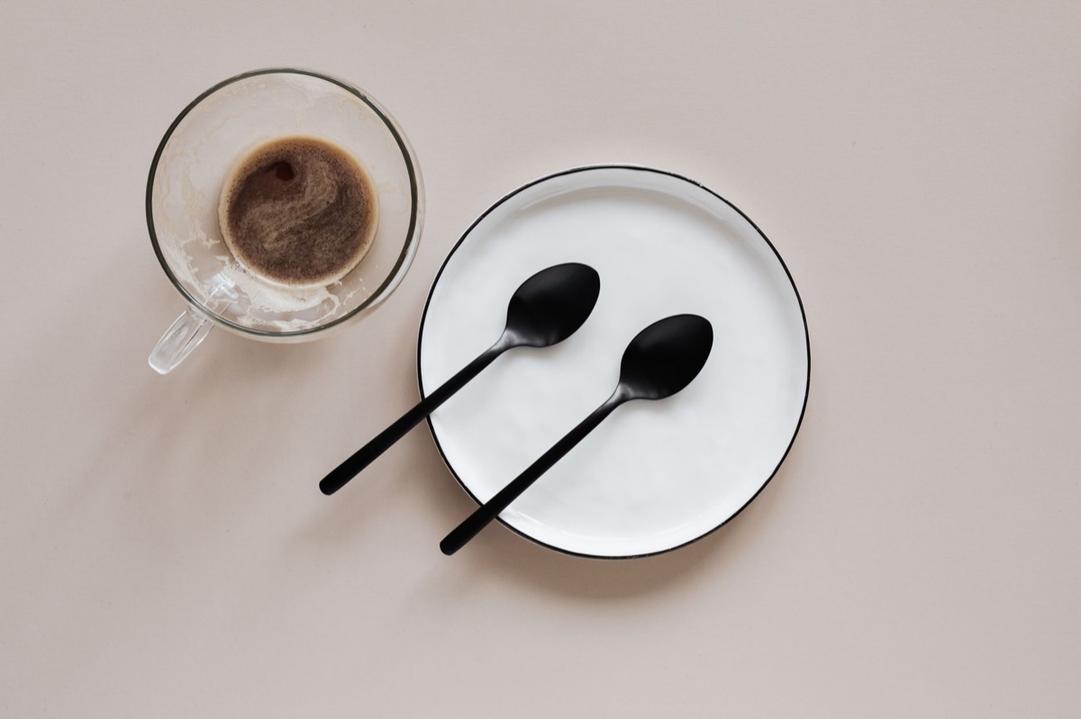 Professionelles Coffee Cupping Set mit Löffeln und Schalen.