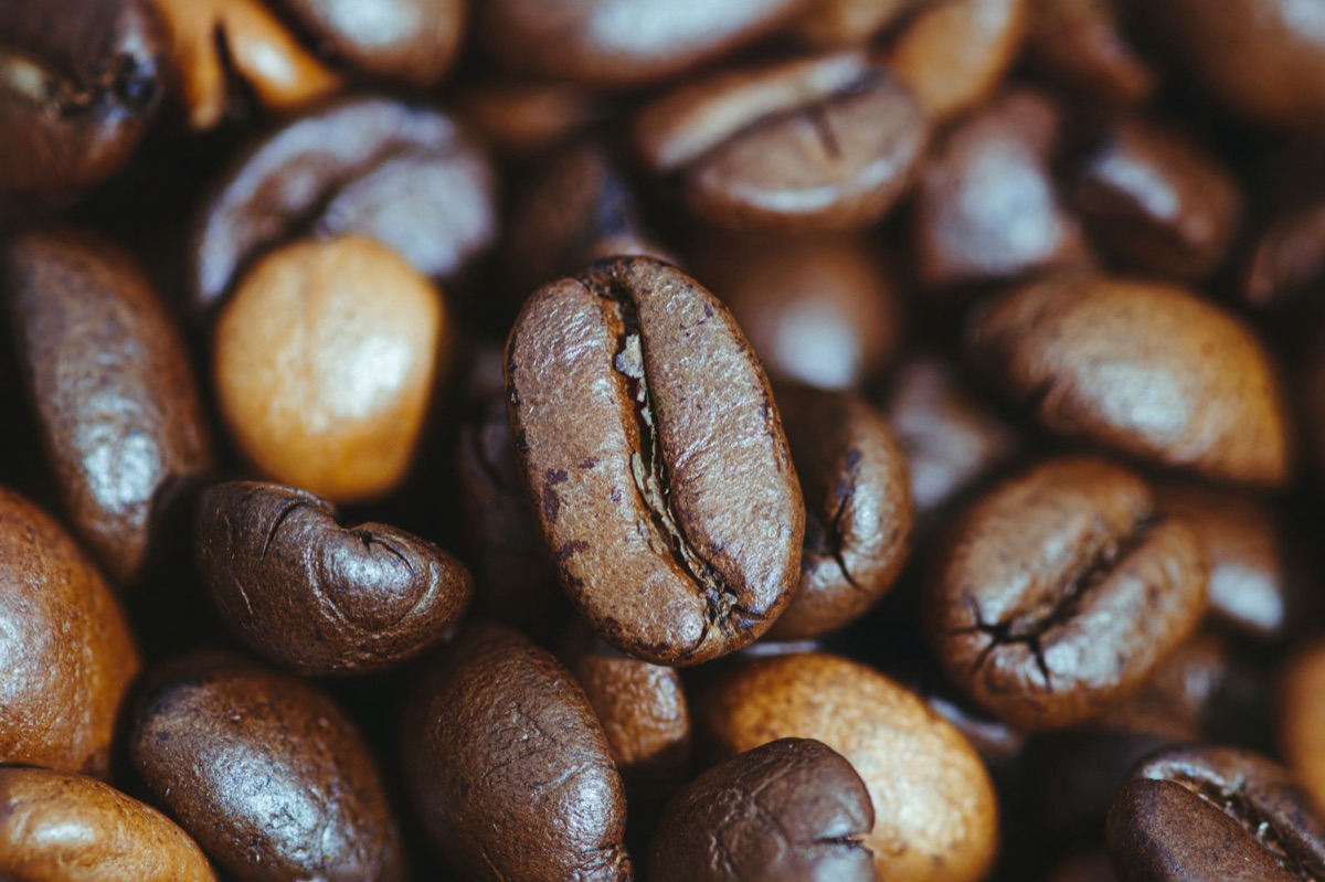 Nahaufnahme von hochwertigen gerösteten Kaffeebohnen.