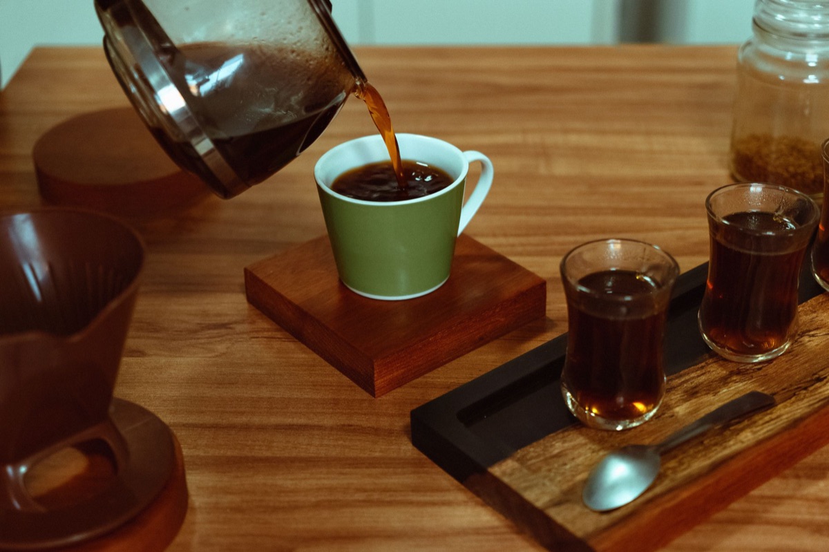 Cuencos de catación de café y cucharas profesionales.