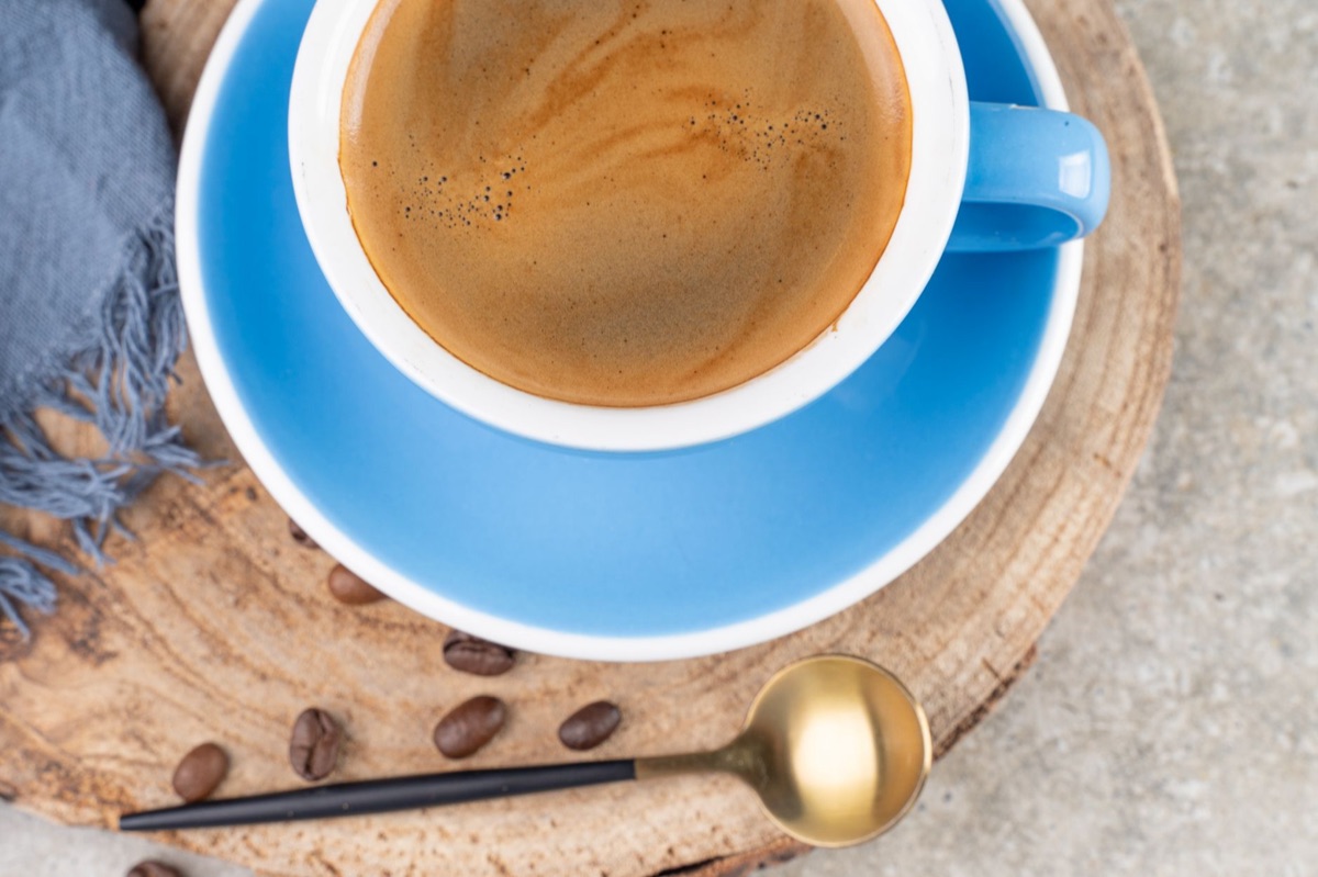 Cuillère de dégustation et bols de café pour le cupping