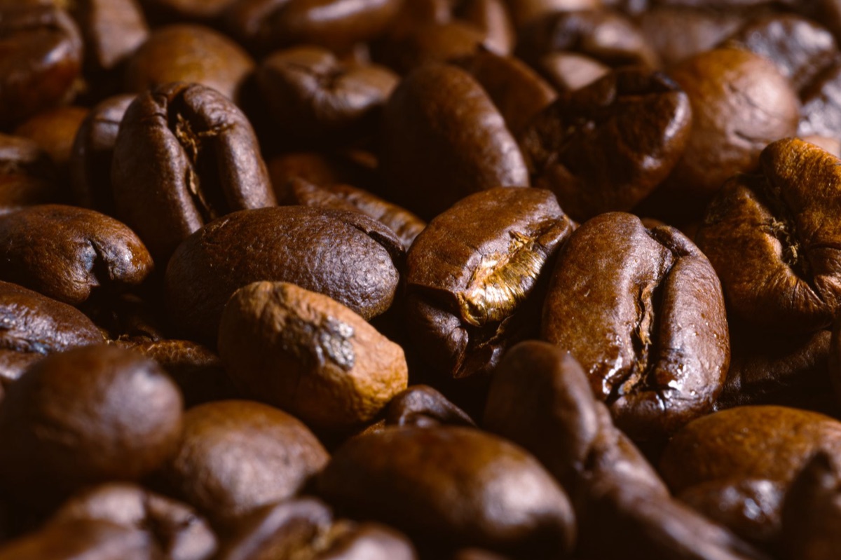 primo piano di chicchi di caffè tostati di alta qualità