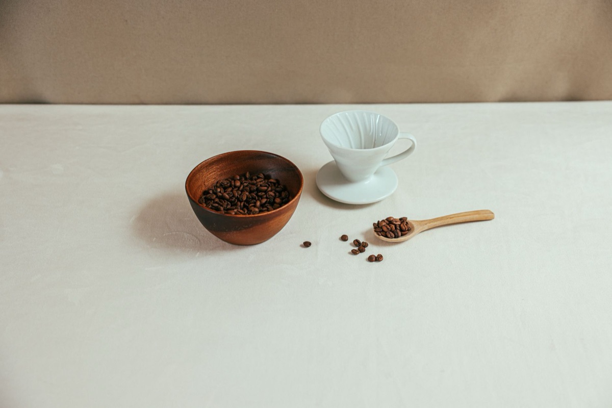 커핑을 위한 전문 커핑 스푼과 커피 볼
