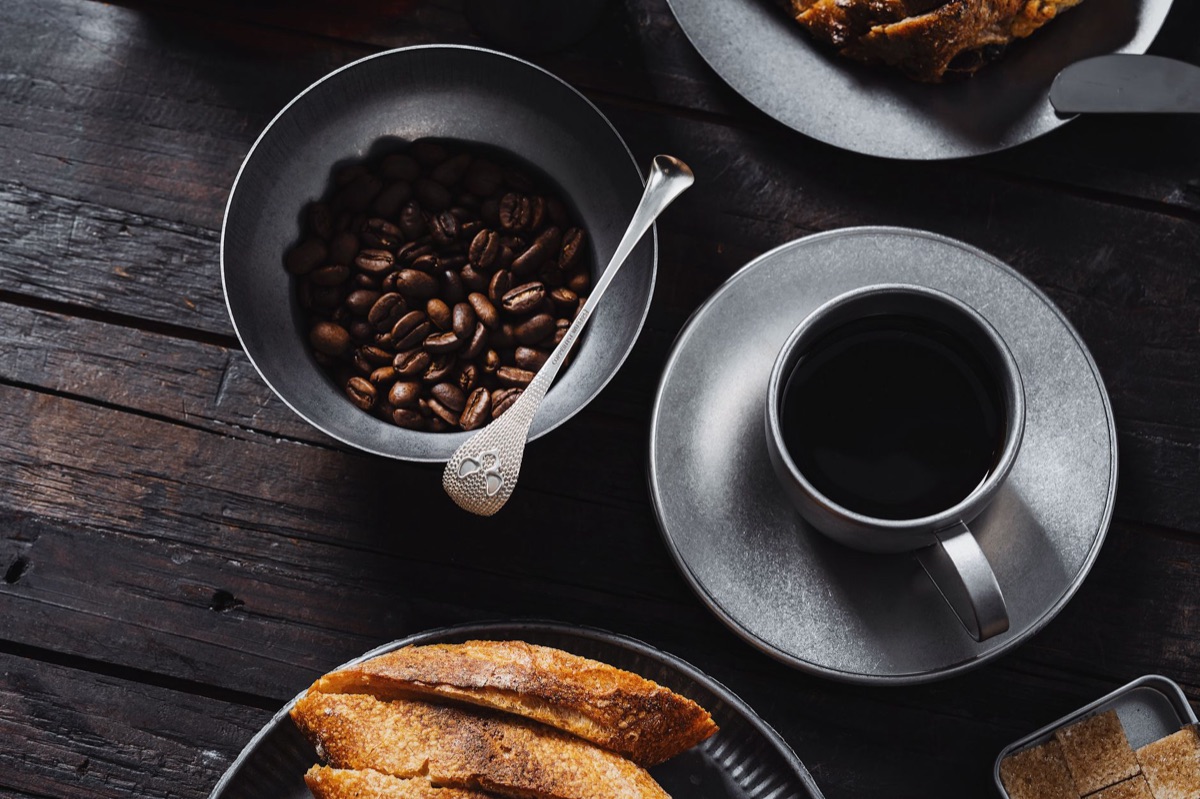 Koffielepel en keramische kom voor cupping
